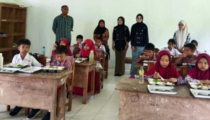 Kisah SPPG Tiworo Tengah Menjaga Asa Untuk Masa Depan Anak Muna Barat