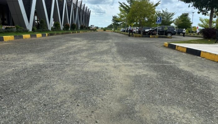 Fasilitas Parkiran Bandara Udara Sugi Manuru Mulai Rusak