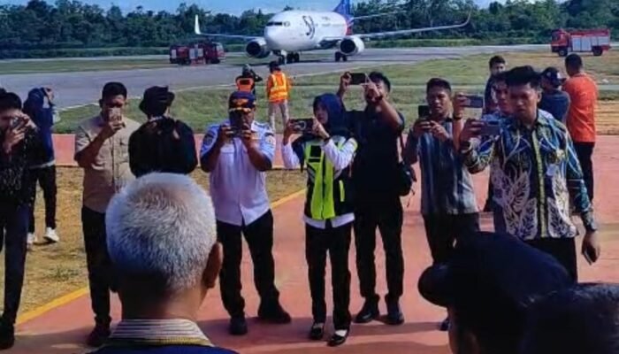 Wartawan Dibatasi Liputan, Warga Malah Bebas Rekam Landing Perdana Sriwijaya Air di Muna Barat