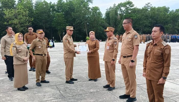 Bupati Irham Beri Reward OPD Berprestasi, ASN Diwarning Tingkatkan Kinerja