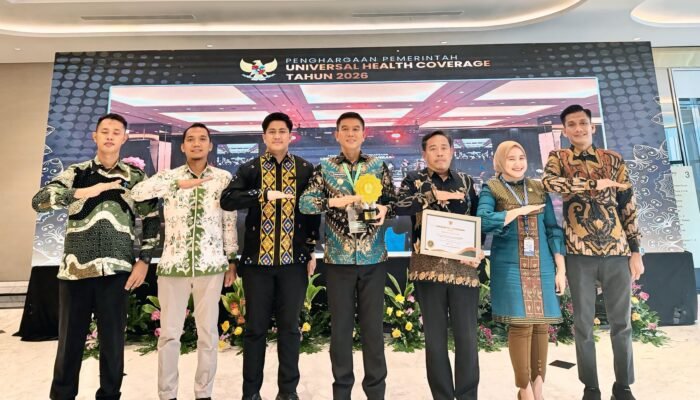 Dianggap Sukses Wujudkan Akses Kesehatan Masyarakat, Bupati Irham Kalenggo Terima Penghargaan UHC 2026