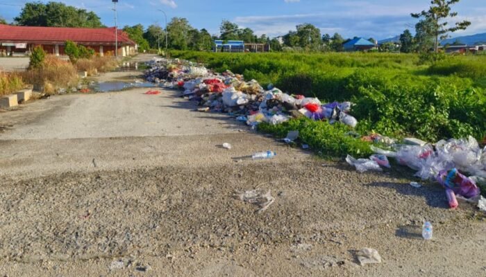 Sampah di Ranomeeto Menumpuk, Bau Busuk Menusuk