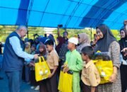 PT Ifishdeco Tunaikan CSR dengan Salurkan Bantuan Seragam Sekolah Gratis bagi 13 SD di Tinanggea