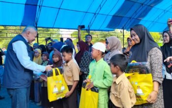 PT Ifishdeco Tunaikan CSR dengan Salurkan Bantuan Seragam Sekolah Gratis bagi 13 SD di Tinanggea