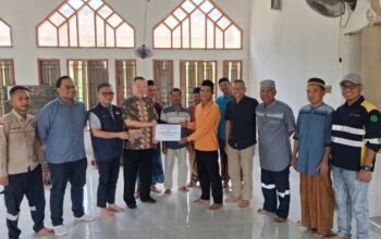 PT Hangtian Nur Cahaya Serahkan CSR untuk Perbaikan Masjid di Desa Meronga Raya