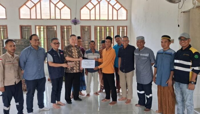 PT Hangtian Nur Cahaya Serahkan CSR untuk Perbaikan Masjid di Desa Meronga Raya