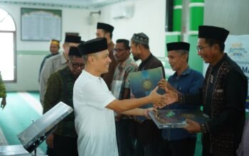 Sekda Terima Bantuan Al-Quran dari BPKH untuk Imam Masjid di Konawe Selatan