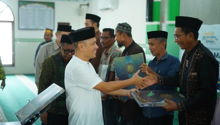 Sekda Terima Bantuan Al-Quran dari BPKH untuk Imam Masjid di Konawe Selatan