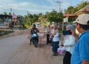 Mahasiswa IAI Rawa Aopa Hybrid Angata Bagikan Takjil Bagi Pengguna Jalan