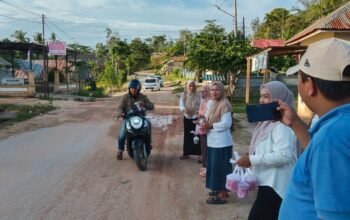 Mahasiswa IAI Rawa Aopa Hybrid Angata Bagikan Takjil Bagi Pengguna Jalan