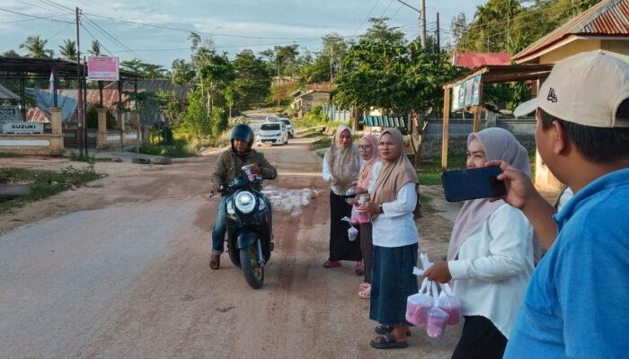 Mahasiswa IAI Rawa Aopa Hybrid Angata Bagikan Takjil Bagi Pengguna Jalan