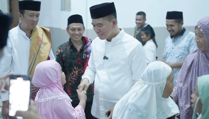 Rajut Silaturahmi di Momentum Ramadan Pesan Bupati Irham dan Ketua BKMT saat Safari di Ranomeeto Barat