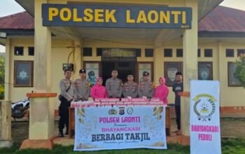 Berbagi Takjil di Bulan Ramadan Aksi Polsek Laonti Dekatkan Polri dan Masyarakat