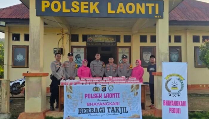 Berbagi Takjil di Bulan Ramadan Aksi Polsek Laonti Dekatkan Polri dan Masyarakat