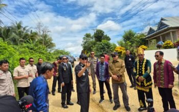 Gubernur ASR Tinjau Jalan Rusak di Lalembuu, Janji Perbaikan Tuntas Tahun Ini