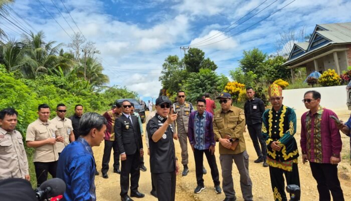 Gubernur ASR Tinjau Jalan Rusak di Lalembuu, Janji Perbaikan Tuntas Tahun Ini