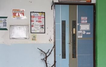 Ironis, Keluarga Pasien di RSUD Muna Barat Ambil Sendiri Obat di Instalasi Farmasi Karena Petugas Tak Datang