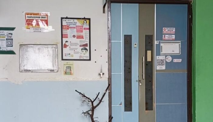 Ironis, Keluarga Pasien di RSUD Muna Barat Ambil Sendiri Obat di Instalasi Farmasi Karena Petugas Tak Datang