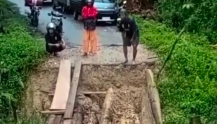 Curah Hujan Tinggi, Jembatan Batang Kelapa Penghubung Desa Laikandonga dan Wawobende Roboh, Dinas PU Konsel Diminta Bertindak
