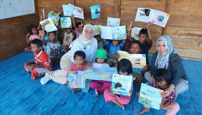 Dinas Perpustakaan Konsel Gelar Kegiatan Retelling Bersama Anak-Anak Pesisir Desa Wawatu