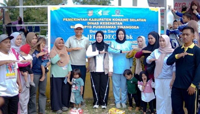 Kadinkes Konsel Salurkan Bantuan PMT dan Cek Kesehatan Gratis di Tinanggea