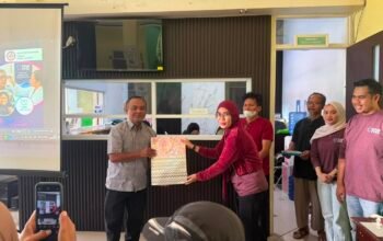 IDI Konsel Gelar Bakti Sosial Pemeriksaan Mata, Bagikan 100 Kacamata Baca Gratis di Tinanggea