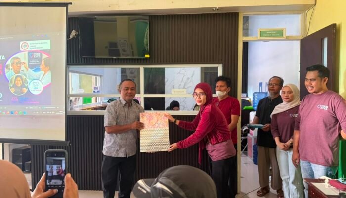 IDI Konsel Gelar Bakti Sosial Pemeriksaan Mata, Bagikan 100 Kacamata Baca Gratis di Tinanggea