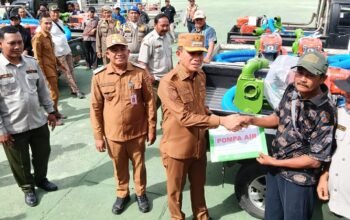 Atasi Ancaman Kekeringan, Bupati Irham Kalenggo Salurkan 70 Unit Pompa Air ke Kelompok Tani