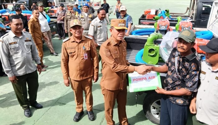 Atasi Ancaman Kekeringan, Bupati Irham Kalenggo Salurkan 70 Unit Pompa Air ke Kelompok Tani