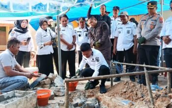Bupati Irham Kalenggo Apresiasi Program Gotong Royong Bedah Rumah di Konawe Selatan