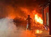 Si Jago Merah Lahap Kios Sembako dan Bengkel di Desa Puosu Jaya, Ratusan Karung Sembako dan 12 Unit Motor Hangus Terbakar
