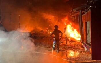 Si Jago Merah Lahap Kios Sembako dan Bengkel di Desa Puosu Jaya, Ratusan Karung Sembako dan 12 Unit Motor Hangus Terbakar