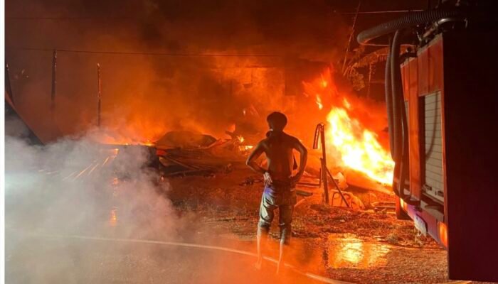 Si Jago Merah Lahap Kios Sembako dan Bengkel di Desa Puosu Jaya, Ratusan Karung Sembako dan 12 Unit Motor Hangus Terbakar