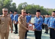 Irham Kalenggo Serahkan SK Perpanjangan PPPK dan SK PNS Purnapraja IPDN