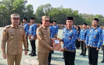 Irham Kalenggo Serahkan SK Perpanjangan PPPK dan SK PNS Purnapraja IPDN