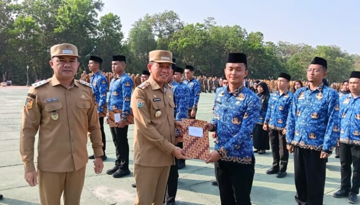 Irham Kalenggo Serahkan SK Perpanjangan PPPK dan SK PNS Purnapraja IPDN