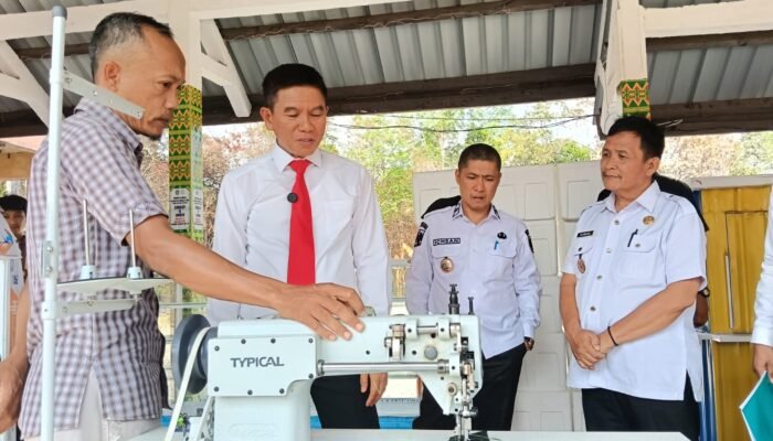 Bupati Irham Kalenggo Salurkan Bantuan Sarana dan Prasarana UMKM Pelaku Usaha di Konsel