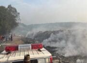 Damkarmat Berhasil Jinakan Kebakaran Lahan di TPA Desa Laikaaha Konawe Selatan