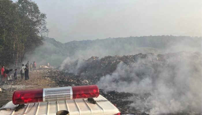 Damkarmat Berhasil Jinakan Kebakaran Lahan di TPA Desa Laikaaha Konawe Selatan