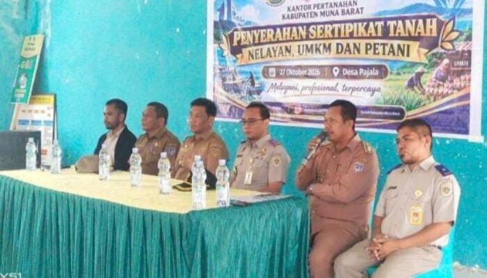 BPN Muna Barat Serahkan Sertipikat Tanah Masyarakat Pesisir Pajala
